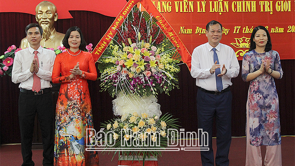 Đồng chí Lê Quốc Chỉnh, Phó Bí thư Thường trực Tỉnh ủy, Chủ tịch HĐND tỉnh, Trưởng đoàn Đoàn đại biểu Quốc hội tỉnh tặng hội thi lẵng hoa tươi thắm.