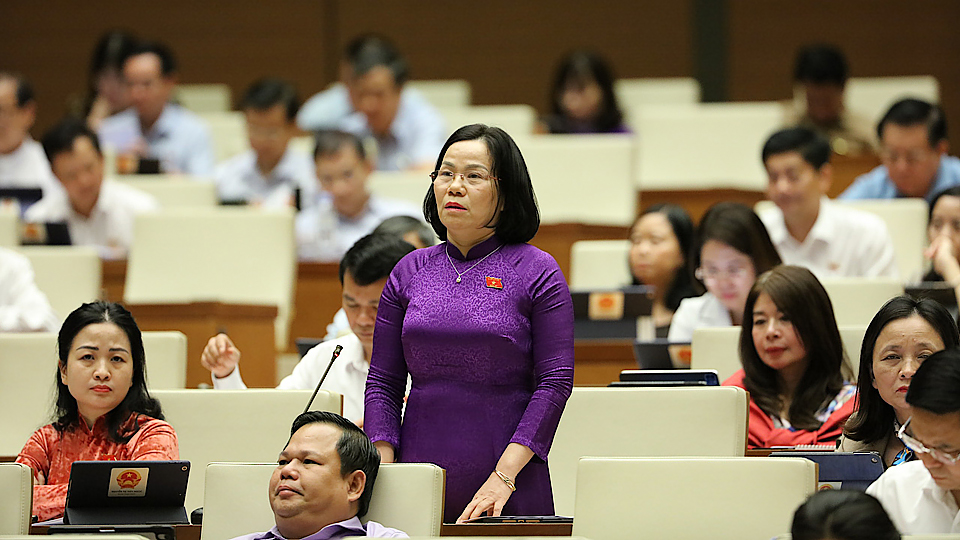 Đại biểu Khương Thị Mai, Đoàn đại biểu Quốc hội tỉnh Nam Định phát biểu thảo luận tại hội trường về Dự án Luật Khám bệnh, chữa bệnh (sửa đổi).  Ảnh: Đoàn ĐBQH tỉnh