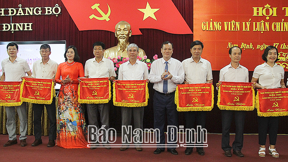 Các đồng chí: Lê Quốc Chỉnh, Phó Bí thư Thường trực Tỉnh ủy, Chủ tịch HĐND tỉnh, Trưởng đoàn Đoàn đại biểu Quốc hội tỉnh; Phạm Thị Thu Hằng, Ủy viên Ban TVTU, Trưởng Ban Tuyên giáo Tỉnh ủy, Trưởng Ban Tổ chức hội thi tặng cờ lưu niệm cho trung tâm chính trị các huyện, thành phố.