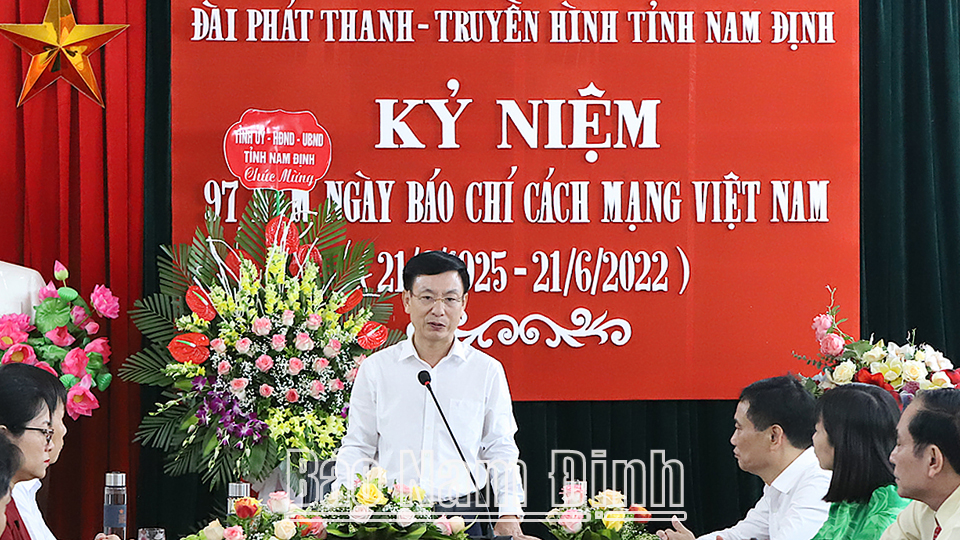 Đồng chí Phạm Đình Nghị, Phó Bí thư Tỉnh ủy, Chủ tịch UBND tỉnh phát biểu chúc mừng cán bộ, phóng viên Đài Phát thanh và Truyền hỉnh tỉnh. Ảnh: Hoàng Tuấn