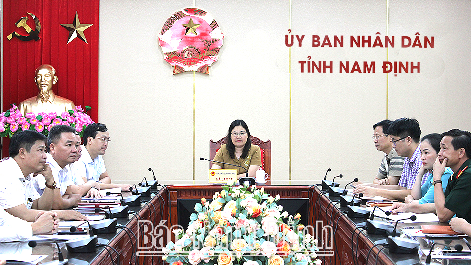 Đồng chí Hà Lan Anh, TUV, Phó Chủ tịch UBND tỉnh, Phó Trưởng ban Thường trực Ban ATGT tỉnh chủ trì hội nghị tại điểm cầu tỉnh ta.