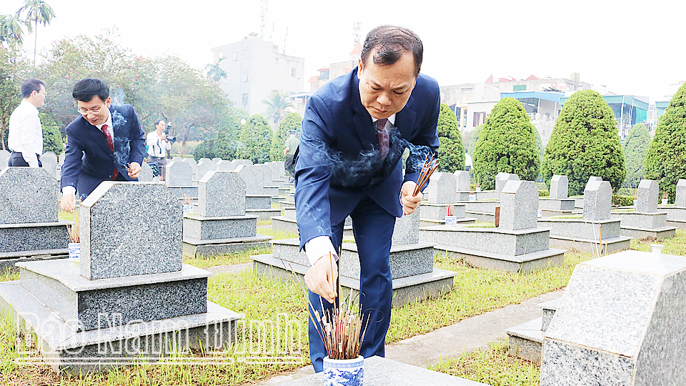 Đồng chí Lê Quốc Chỉnh, Phó Bí thư Thường trực Tỉnh ủy, Chủ tịch HĐND tỉnh, Trưởng đoàn Đoàn đại biểu Quốc hội tỉnh thắp hương phần mộ các Anh hùng Liệt sĩ tại Nghĩa trang Liệt sĩ thành phố Nam Định.