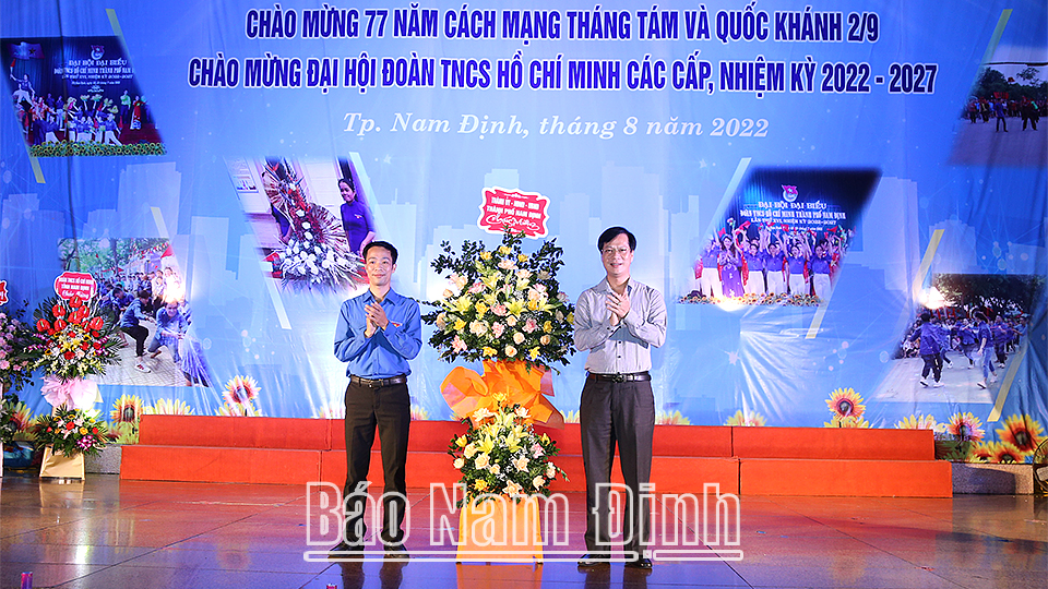 Đồng chí Nguyễn Anh Tuấn, Ủy viên Ban TVTU, Bí thư Thành ủy, Chủ tịch HĐND thành phố Nam Định tặng hoa chúc mừng Hội trại.