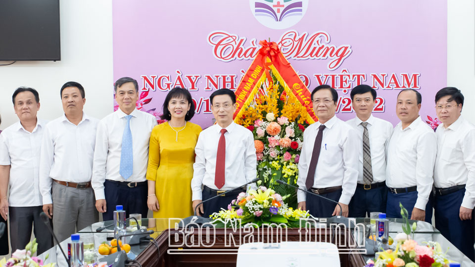 Đồng chí Phạm Đình Nghị, Phó Bí thư Tỉnh ủy, Chủ tịch UBND tỉnh chụp ảnh lưu niệm với lãnh đạo, cán bộ, chuyên viên Sở GD và ĐT.