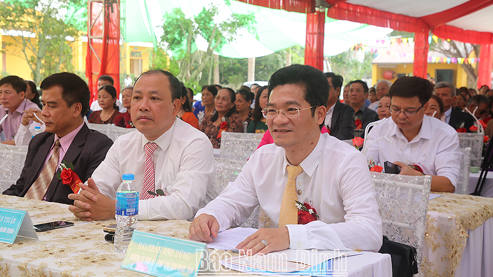 Đồng chí Trần Anh Dũng, Ủy viên Ban TVTU, Phó Chủ tịch Thường trực UBND tỉnh và các đại biểu dự lễ kỷ niệm.