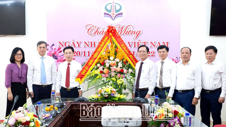 Đồng chí Phạm Đình Nghị, Phó Bí thư Tỉnh ủy, Chủ tịch UBND tỉnh tặng lẵng hoa tươi thắm chúc mừng Sở GD và ĐT nhân Ngày Nhà giáo Việt Nam 20-11.