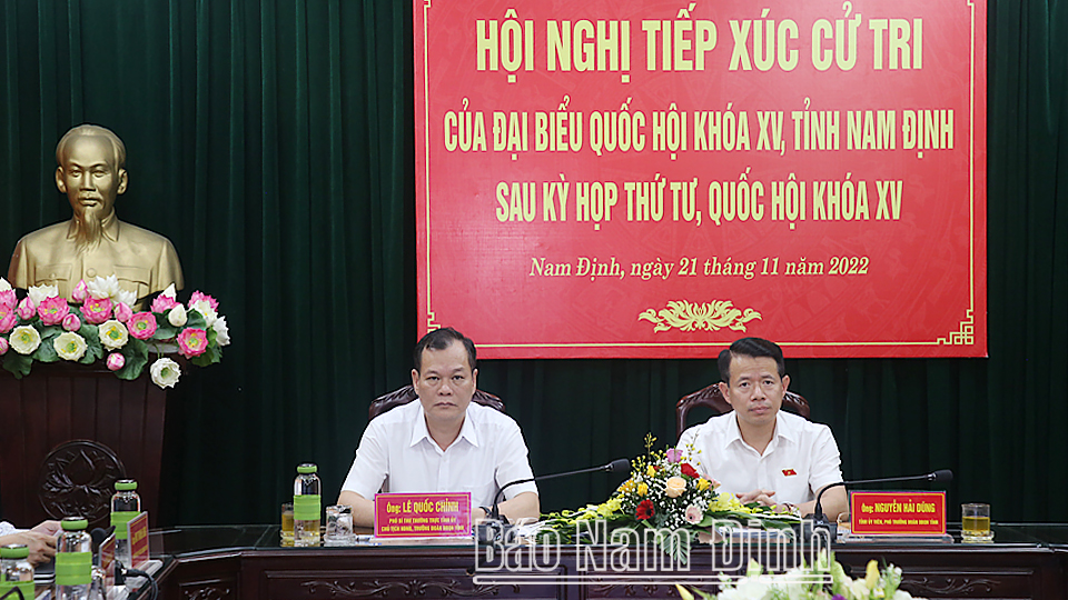 Các đồng chí: Lê Quốc Chỉnh, Phó Bí thư Thường trực Tỉnh ủy, Chủ tịch HĐND tỉnh, Trưởng đoàn Đoàn đại biểu Quốc hội tỉnh; Nguyễn Hải Dũng, TUV, Phó Trưởng đoàn chuyên trách Đoàn đại biểu Quốc hội tỉnh chủ trì hội nghị tiếp xúc cử tri tại điểm cầu của tỉnh