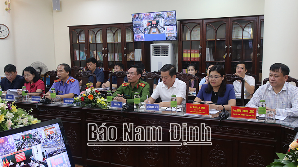 Các đồng chí lãnh đạo tỉnh và các đại biểu tham dự hội nghị.