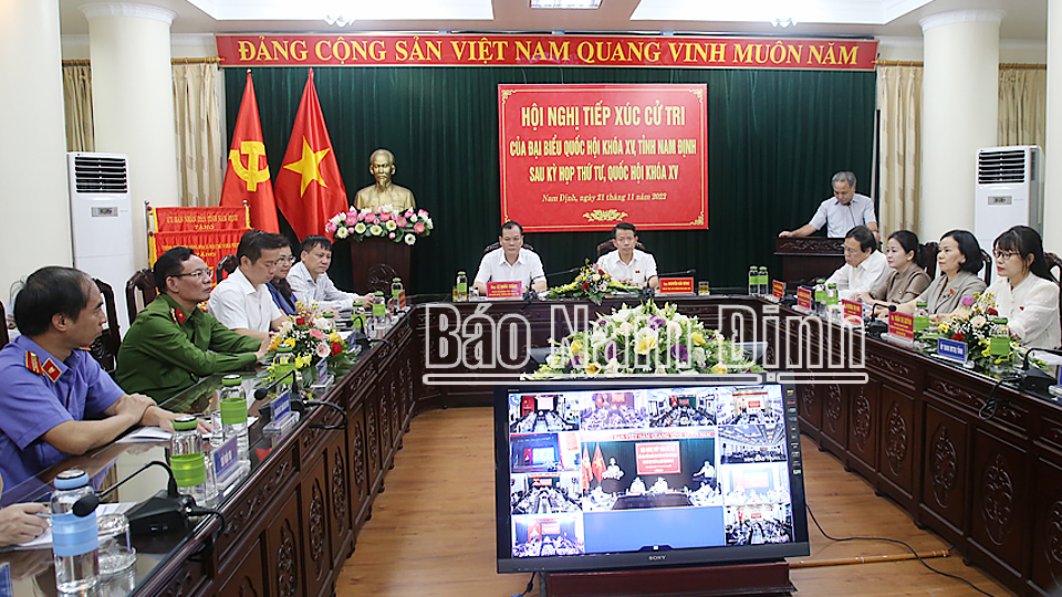 Quang cảnh hội nghị tiếp xúc cử tri tại điểm cầu của tỉnh.