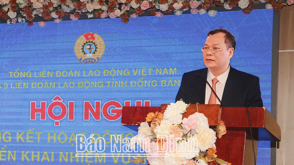 Đồng chí Lê Quốc Chỉnh, Phó Bí thư Thường trực Tỉnh ủy, Chủ tịch HĐND tỉnh, Trưởng đoàn Đoàn đại biểu Quốc hội tỉnh phát biểu tại hội nghị.