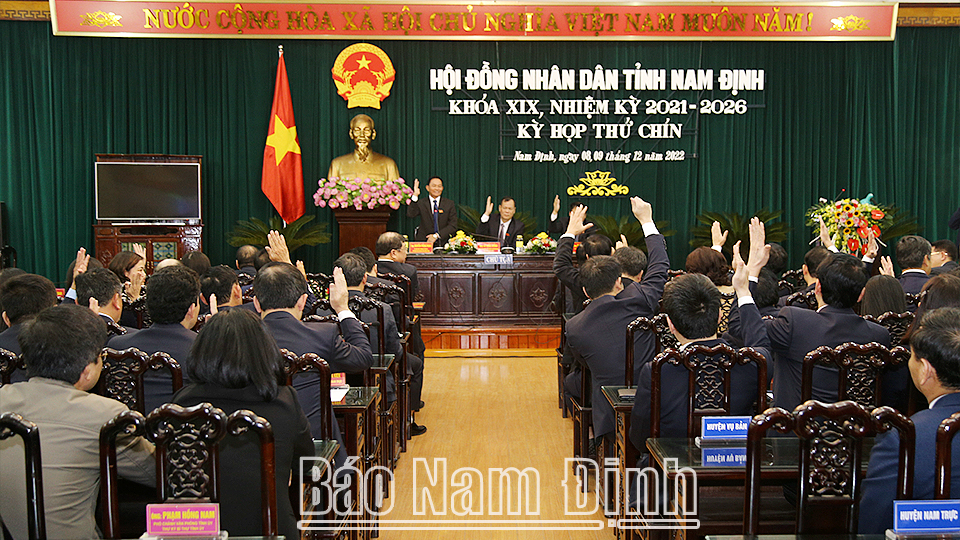 Các đại biểu biểu quyết thông qua một số Nghị quyết tại kỳ họp.