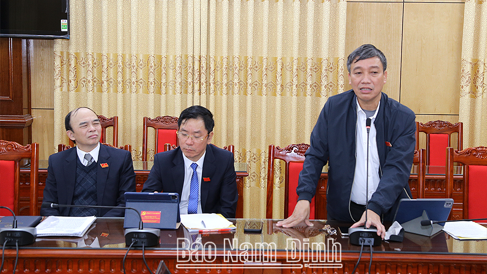 Các đại biểu HĐND tỉnh thảo luận tại tổ.