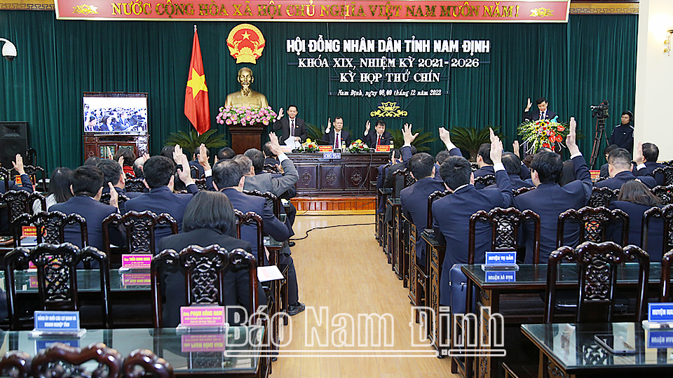 Các đại biểu biểu quyết thông qua các nghị quyết của kỳ họp.