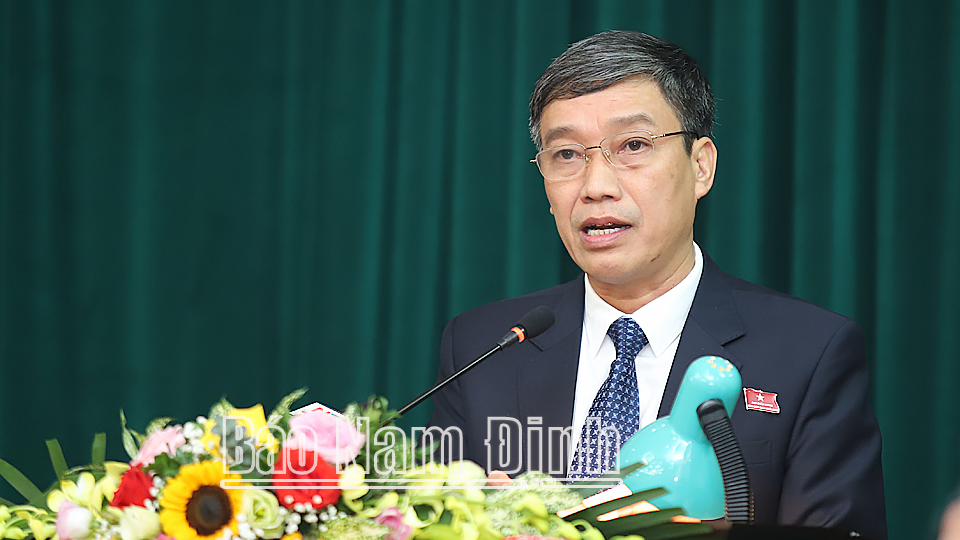 Đồng chí Mai Văn Quyết, Ủy viên Ban TVTU, Giám đốc Sở Kế hoạch và Đầu tư trả lời chất vấn tại kỳ họp.