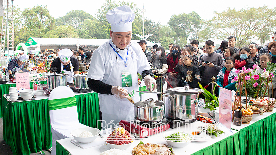 Đông đảo người dân thành phố Nam Định đến theo dõi những thí sinh thi nấu phở.