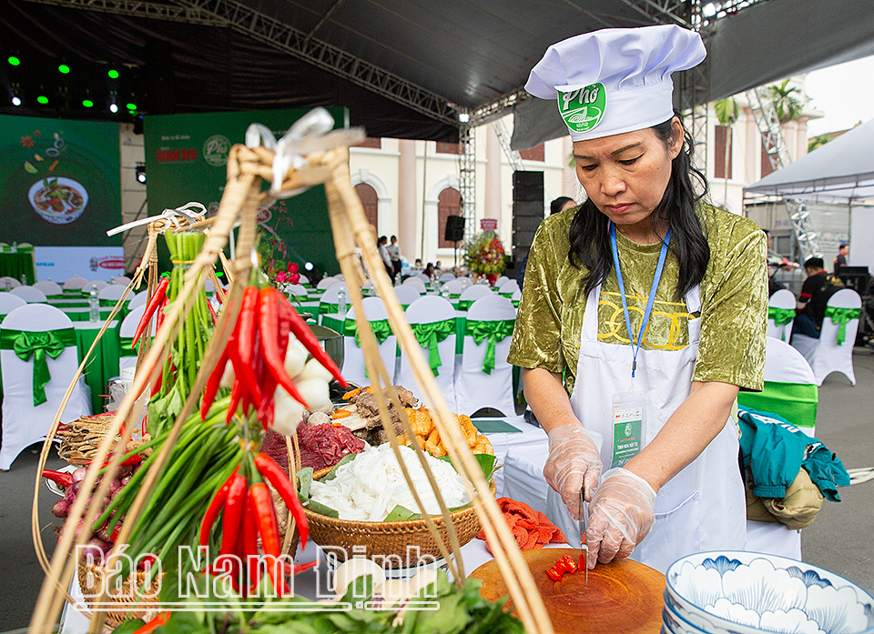 Thí sinh chuẩn bị nguyên liệu thi nấu ăn phở. 