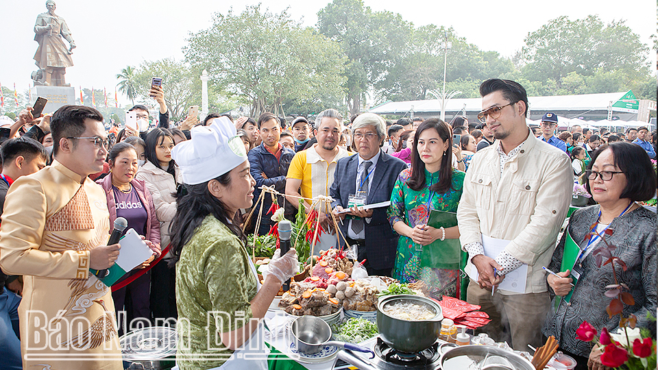 Ban giám khảo phỏng vấn và đánh giá phở của thí sinh dự thi. 