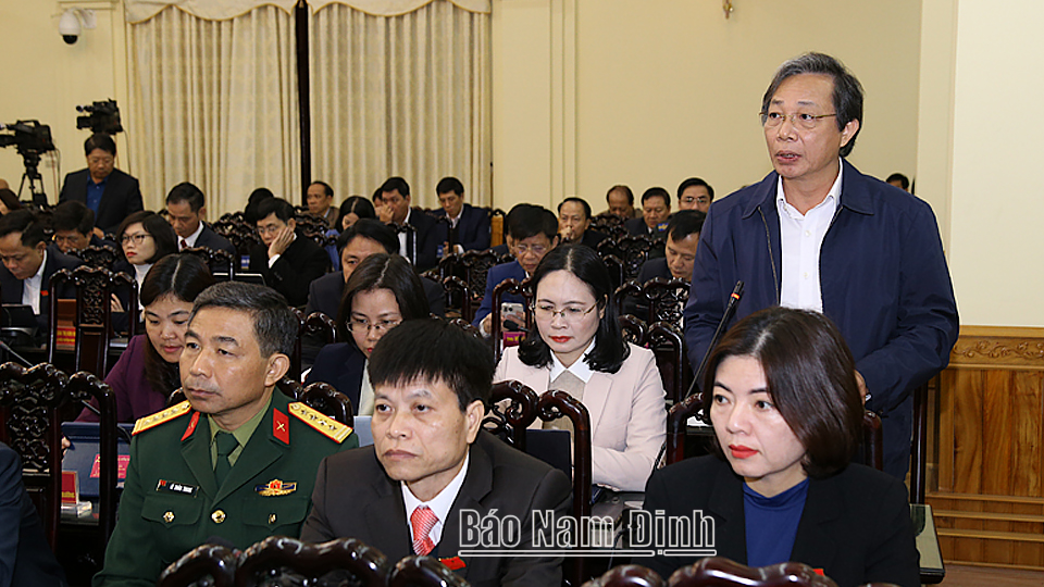 Các tổ trưởng báo cáo kết quả thảo luận tại tổ.