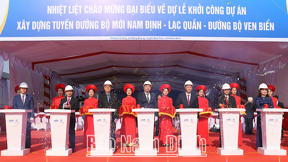 Các đại biểu thực hiện nghi thức khởi công dự án xây dựng cầu qua sông Đào.