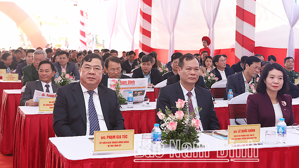 Các đồng chí: Phạm Gia Túc, Ủy viên BCH Trung ương Đảng, Bí thư Tỉnh ủy; Lê Quốc Chỉnh, Phó Bí thư Thường trực Tỉnh ủy, Chủ tịch HĐND tỉnh, Trưởng đoàn Đoàn đại biểu Quốc hội tỉnh và các đại biểu dự lễ khởi công.