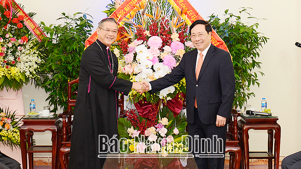 Đồng chí Phạm Bình Minh, Ủy viên Bộ Chính trị, Phó Thủ tướng Thường trực Chính phủ tặng lẵng hoa tươi thắm chúc mừng Giám mục Tôma Vũ Đình Hiệu và đồng bào Công giáo Giáo phận Bùi Chu.