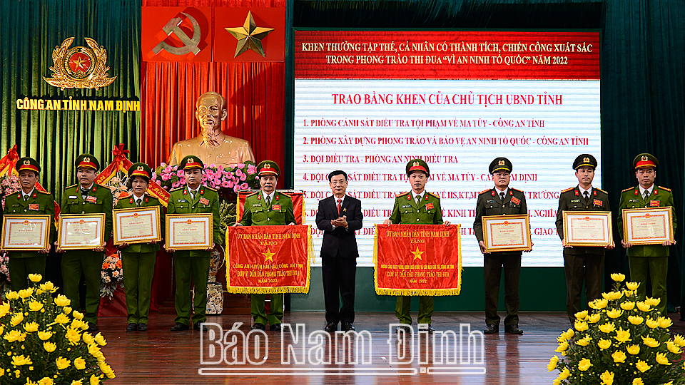 Đồng chí Chủ tịch UBND tỉnh trao Cờ và Bằng khen của UBND tỉnh cho các tập thể, cá nhân tiêu biểu.