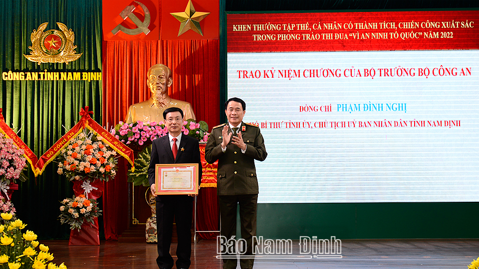 Lãnh đạo Bộ Công an trao Kỷ niệm chương Bảo vệ An ninh Tổ quốc của Bộ Công an cho đồng chí Phạm Đình Nghị, Phó Bí thư Tỉnh ủy, Chủ tịch UBND tỉnh.