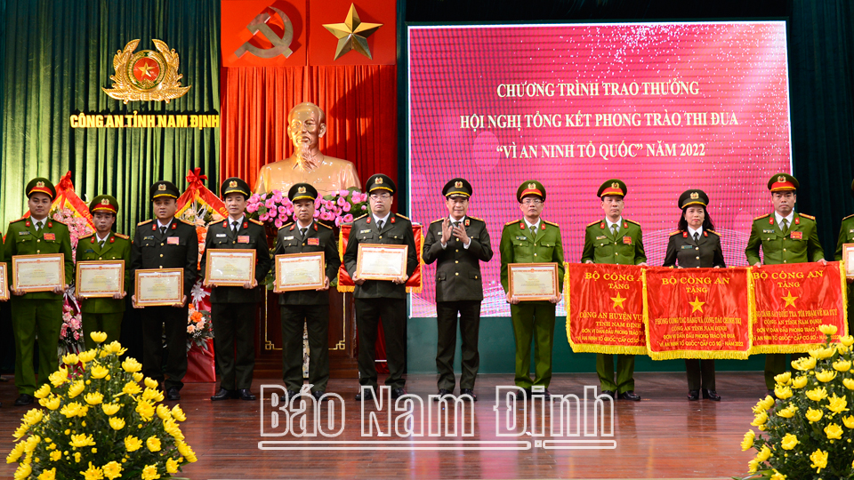 Lãnh đạo Bộ Công an trao Cờ Thi đua và Bằng khen của Bộ Công an cho các tập thể, cá nhân tiêu biểu.