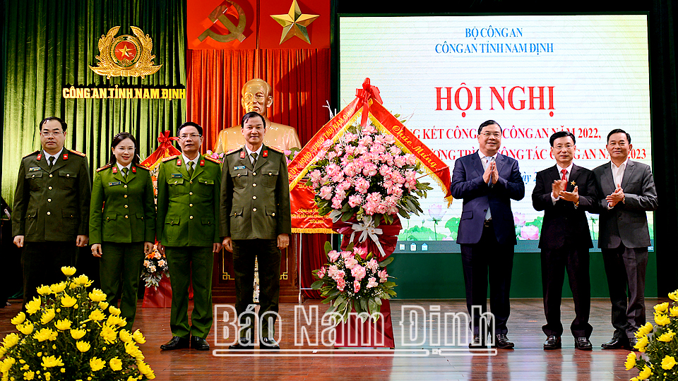 Các đồng chí Bí thư Tỉnh ủy Phạm Gia Túc, Chủ tịch UBND tỉnh Phạm Đình nghị, Phó Chủ tịch Thường trực HĐND tỉnh Nguyễn Phùng Hoan tặng Công an tỉnh lẵng hoa tươi thắm.