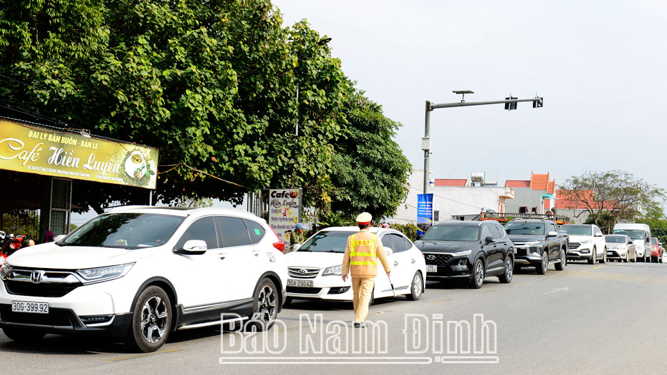 Lực lượng Cảnh sát Giao thông (Công an tỉnh) phân luồng giao thông tại khu vực Cầu Vòi (Nam Trực).