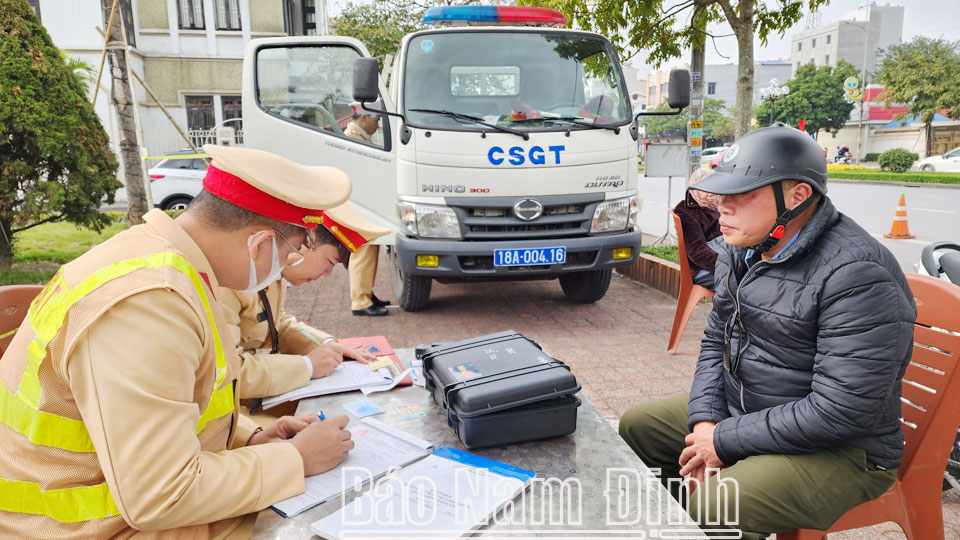 Lực lượng Cảnh sát Giao thông (Công an tỉnh) phân luồng giao thông tại khu vực Cầu Vòi (Nam Trực).