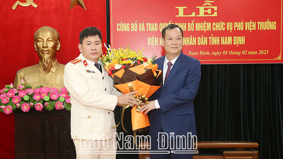 Đồng chí Lê Quốc Chỉnh, Phó Bí thư Thường trực Tỉnh ủy, Chủ tịch HĐND tỉnh, Trưởng đoàn Đoàn đại biểu Quốc hội tỉnh tặng hoa chúc mừng đồng chí Trần Mạnh Đông, Phó Viện trưởng Viện KSND tỉnh.