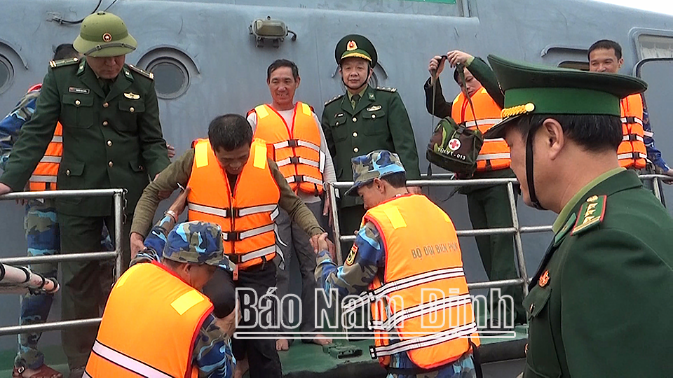 Lực lượng BĐBP tỉnh cứu nạn thuyền viên gặp nạn trên biển.